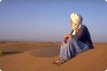 Kameltrecking in der Wüste Sahara in Marokko